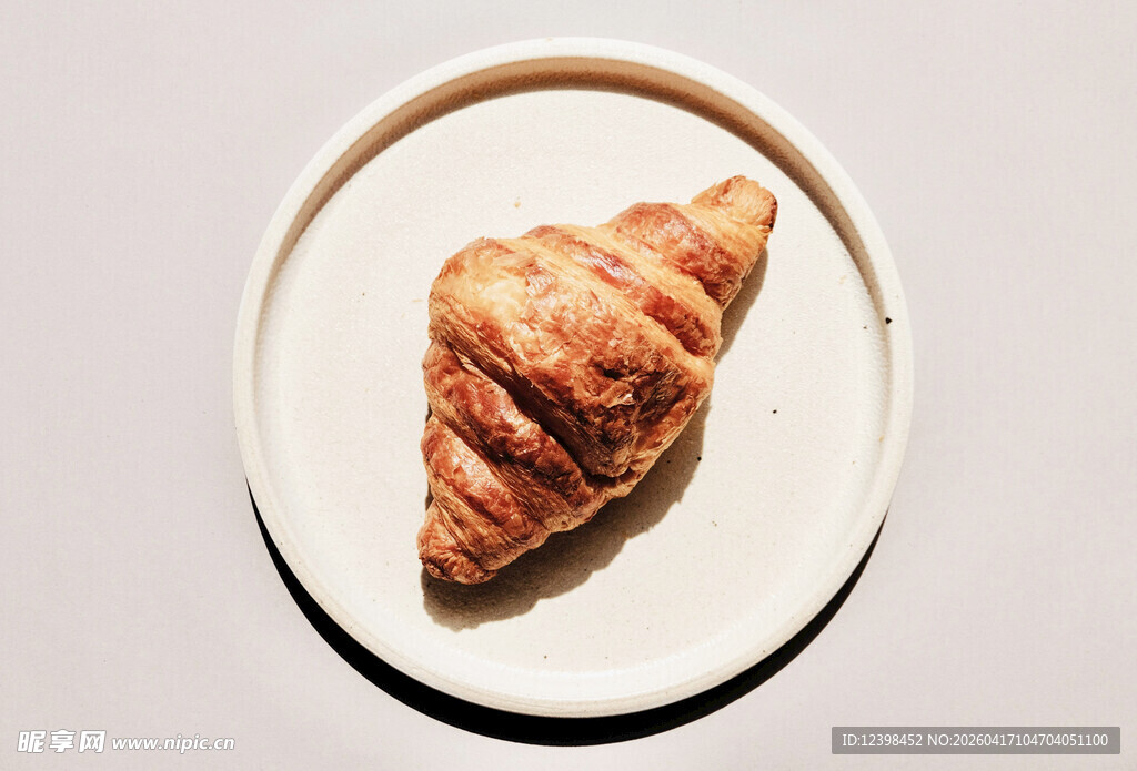 白色盘中的美味牛角面包