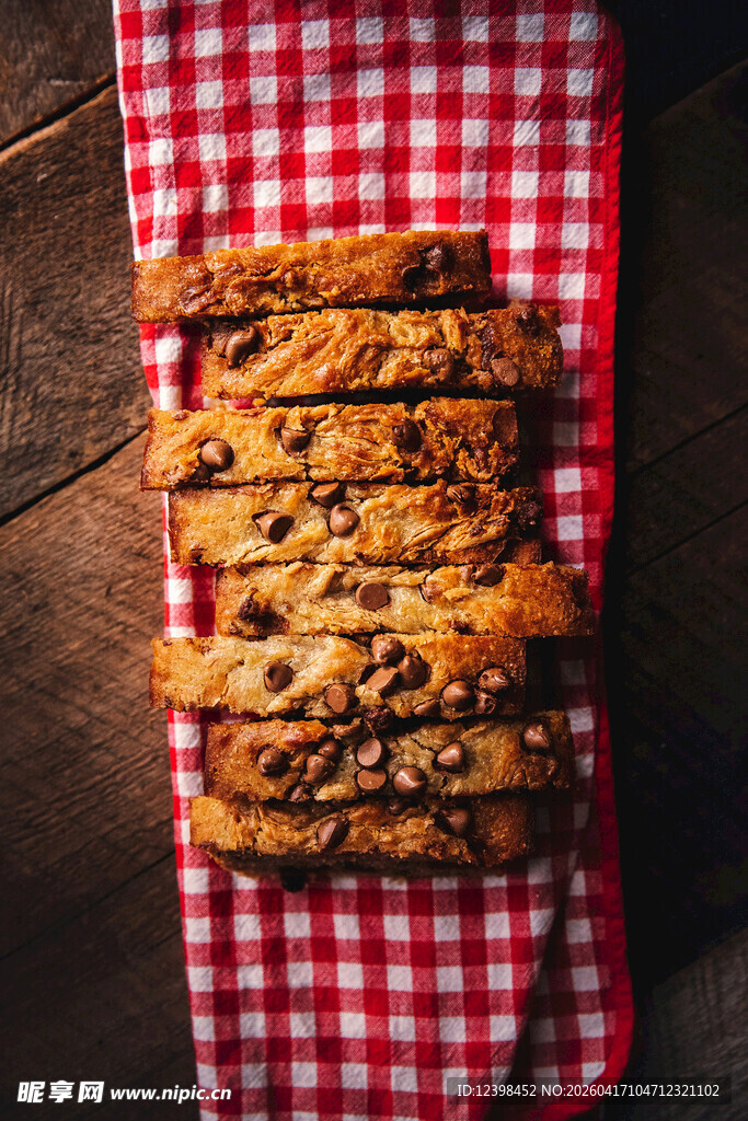 格子布上的美味果仁糕点