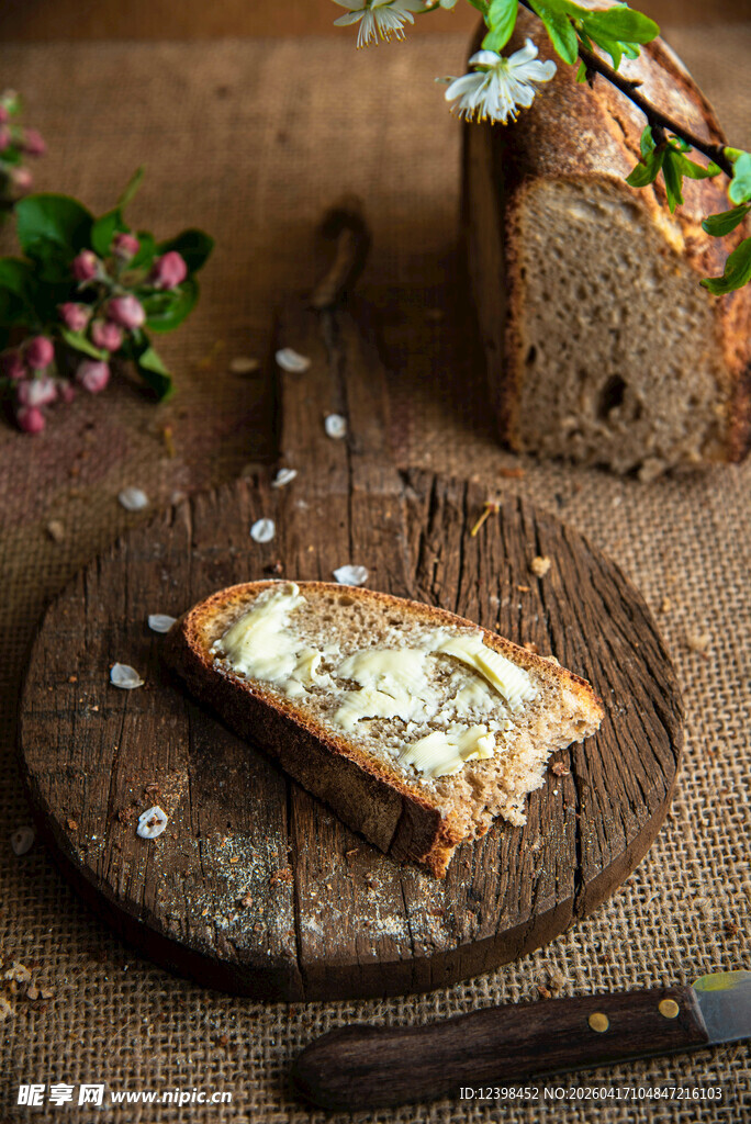 木盘上的美味奶酪面包