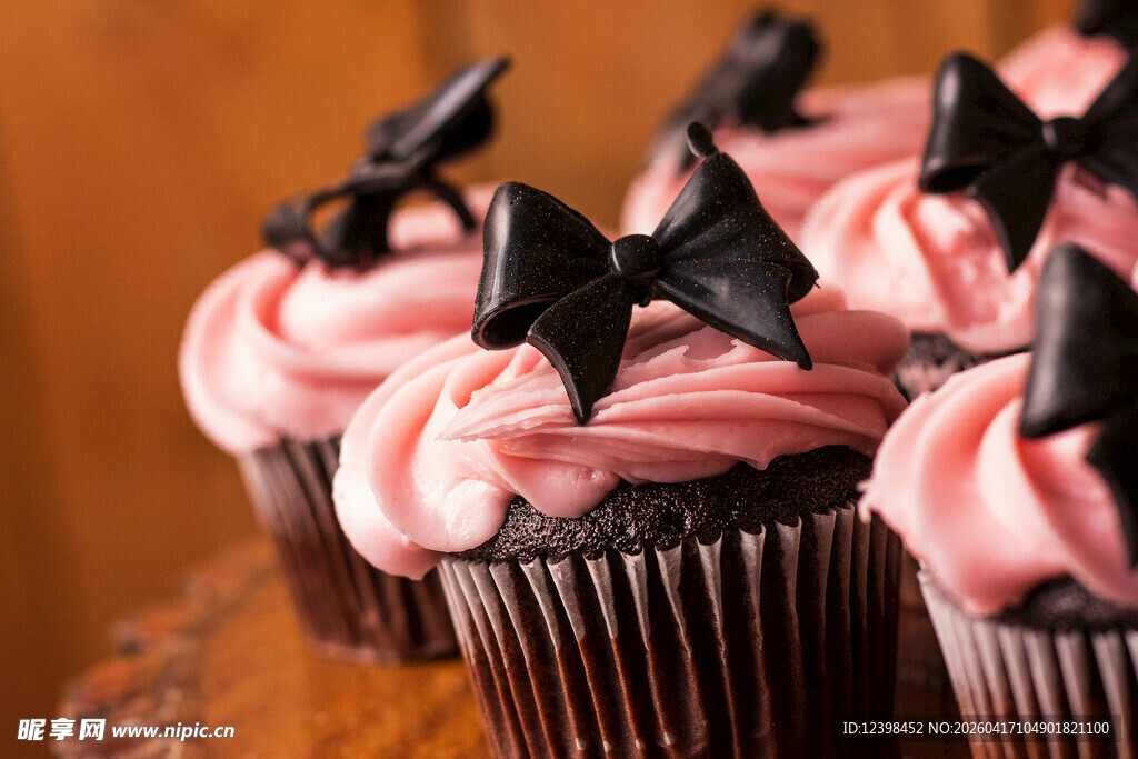粉色蝴蝶结装饰美味纸杯蛋糕