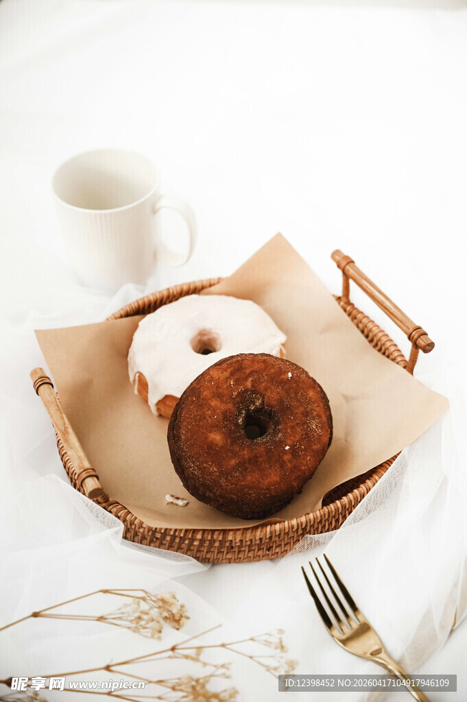 美味甜甜圈与咖啡惬意组合