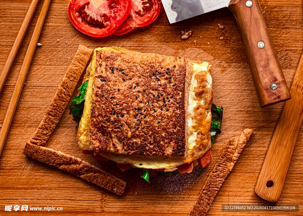 美味三明治置于木质案板上