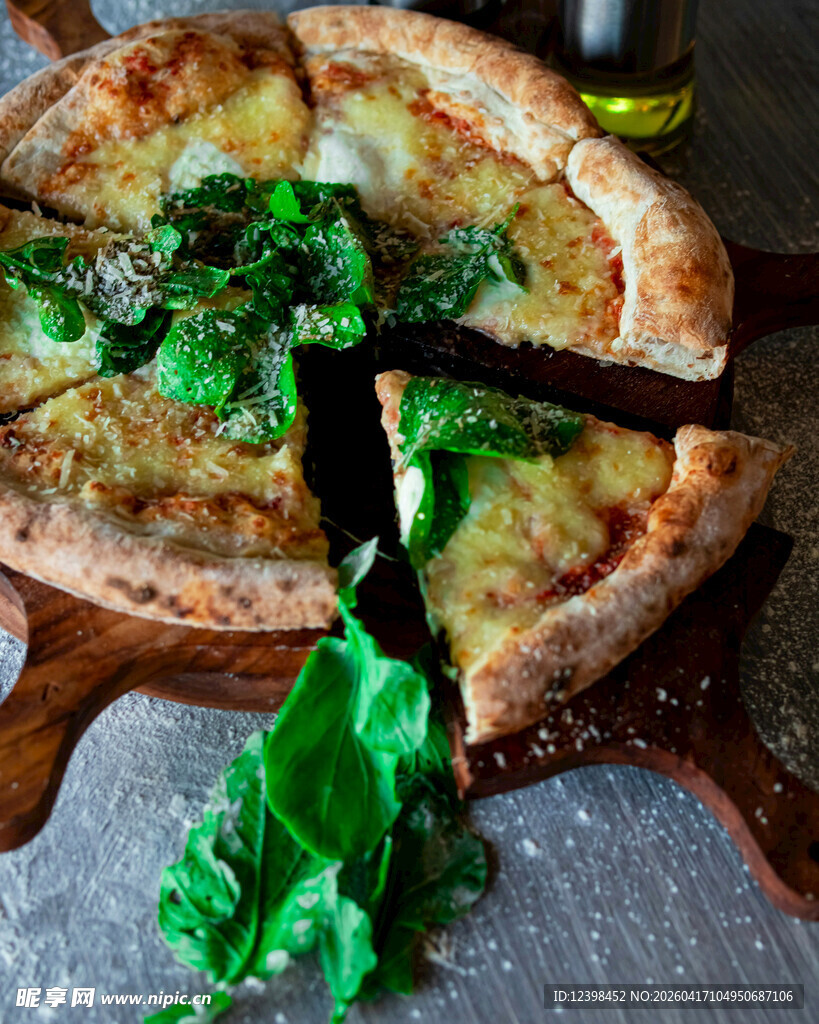 美味菠菜披萨切片展示