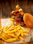 美味汉堡配金黄薯条
