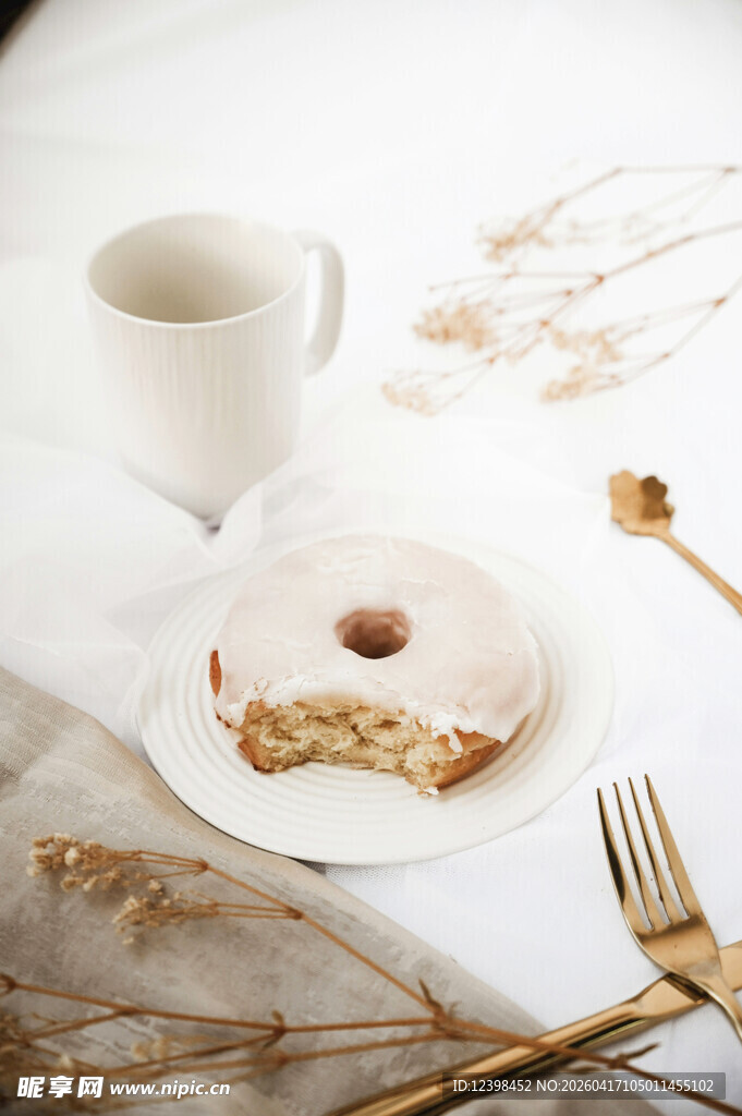 甜甜圈配咖啡的惬意时光