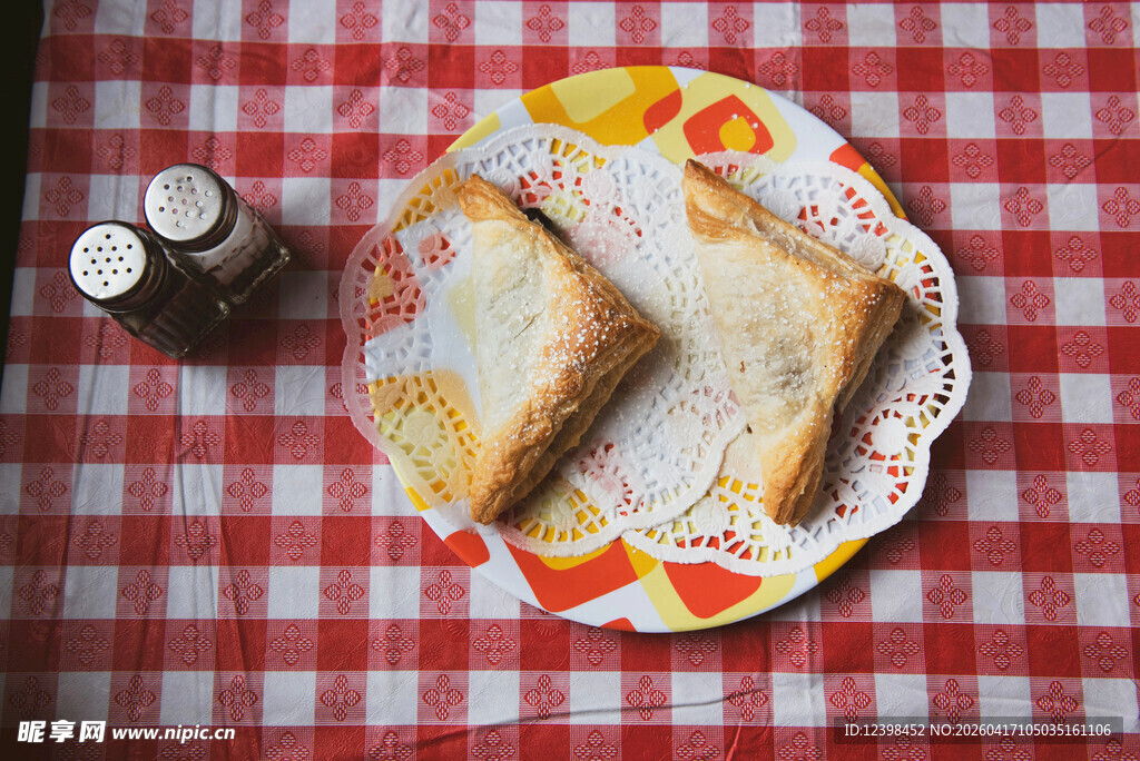 盘子上的两片涂酱吐司
