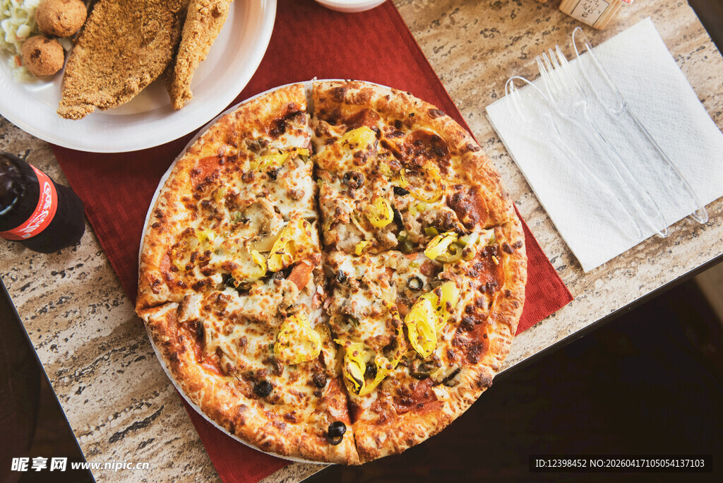 美味披萨搭配面包与饮品