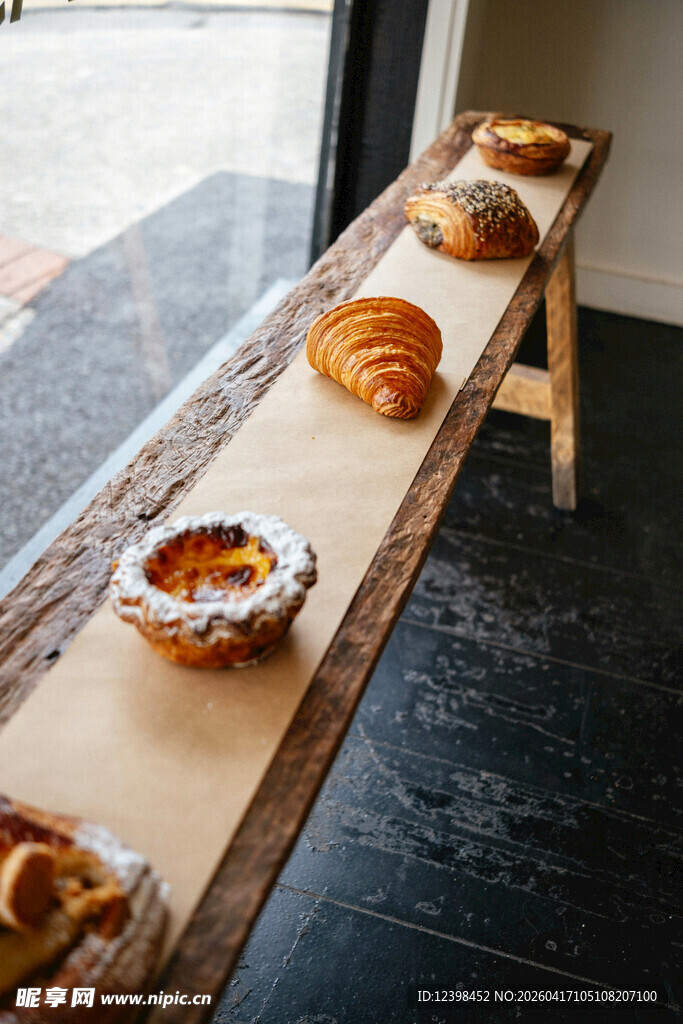 木质长桌上的美味烘焙食品