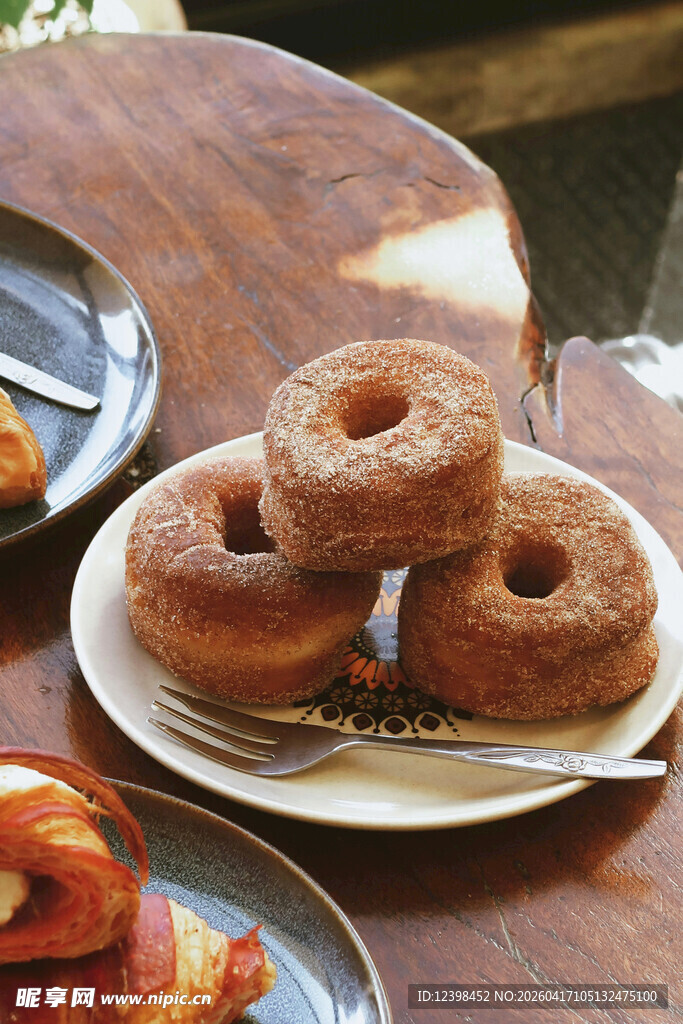 木盘上的美味甜甜圈