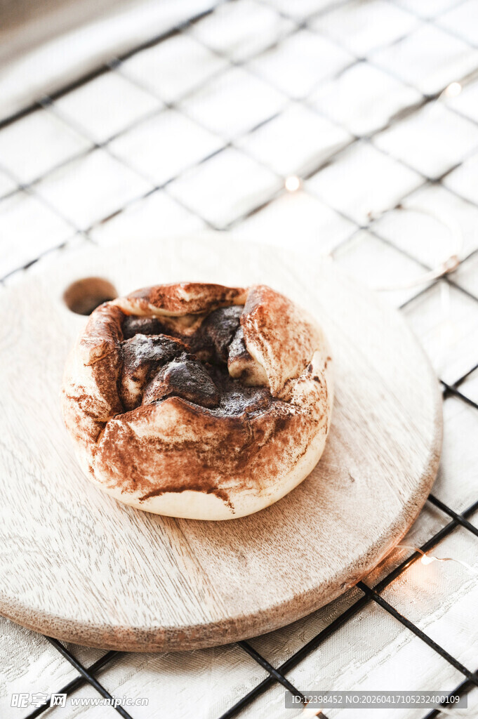 木盘上的美味蘑菇煎饼