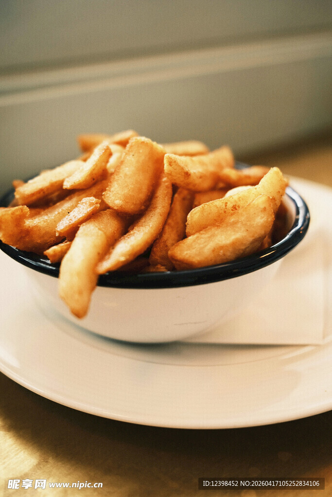 美味金黄薯条盛于碗中