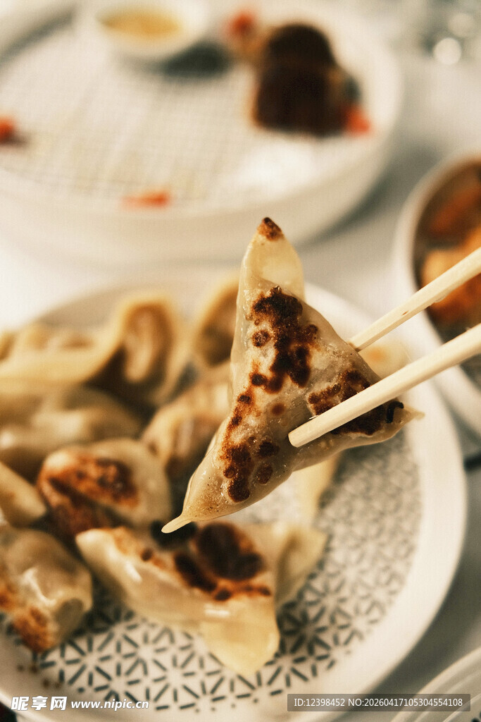 美味煎饺被筷子夹起