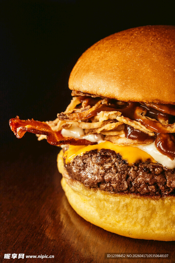 美味培根芝士牛肉汉堡
