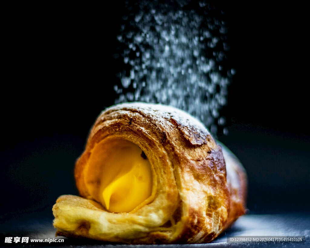 美味可颂面包撒糖粉瞬间