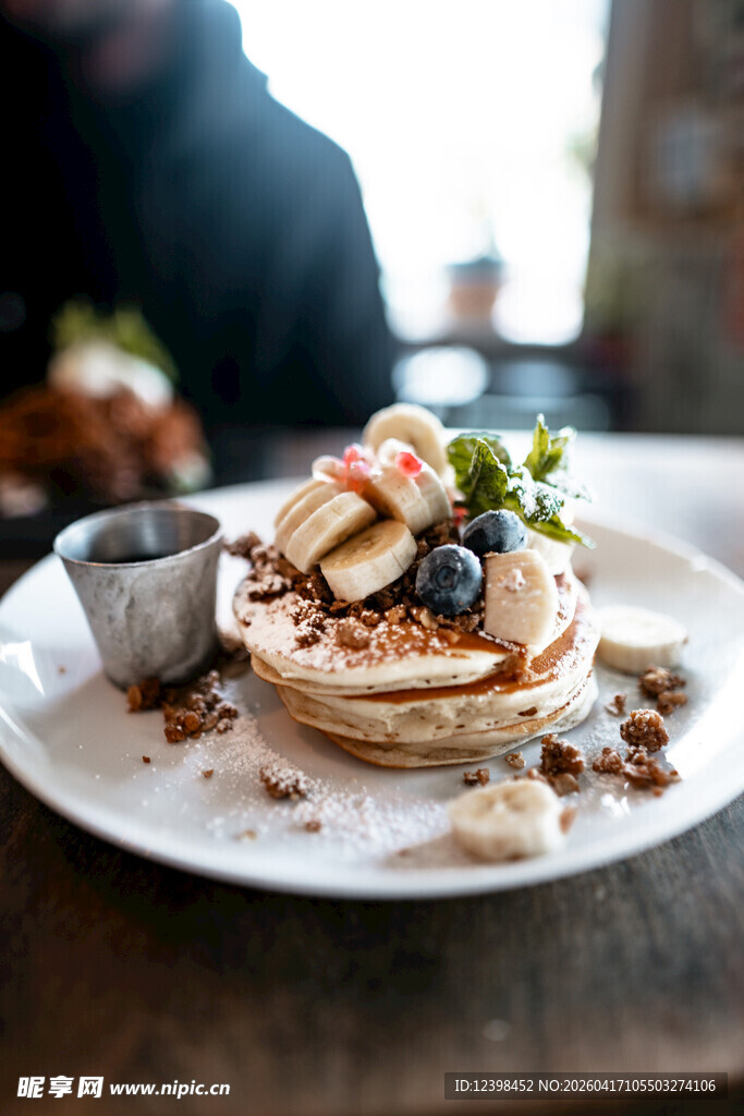 美味水果松饼摆于盘中