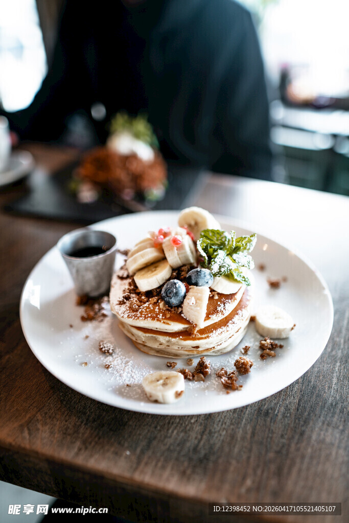 美味松饼配鲜果糖浆