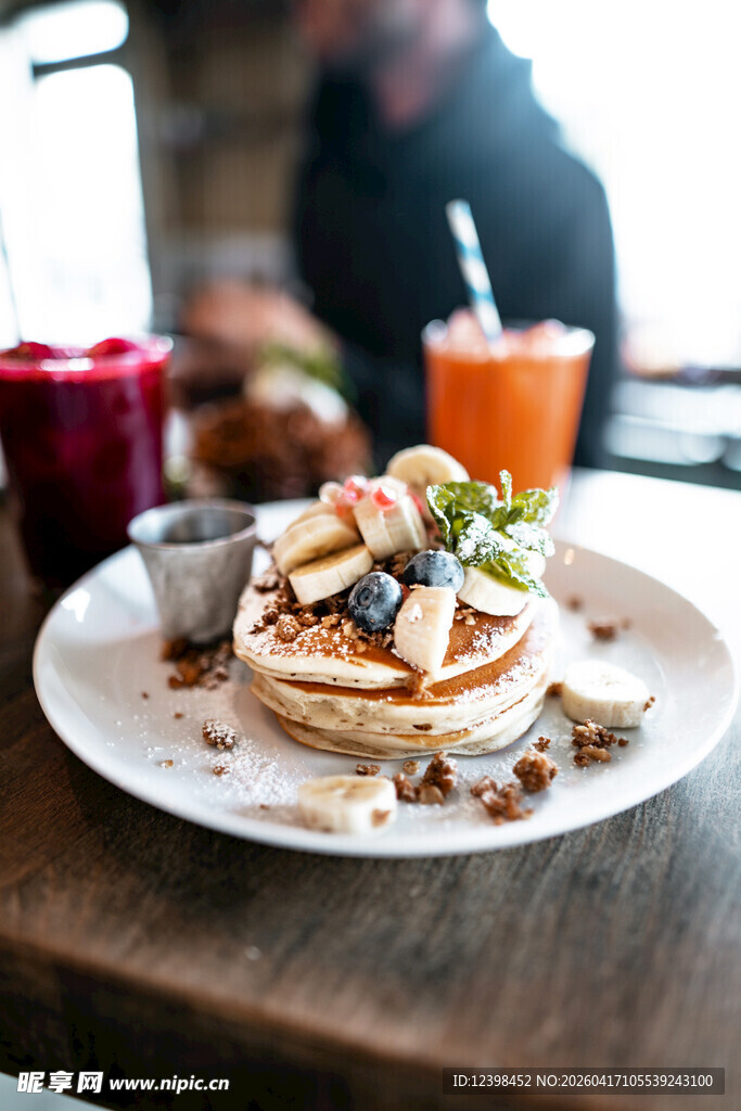 美味松饼配多彩水果