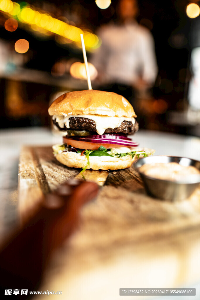 美味多汁的特色汉堡
