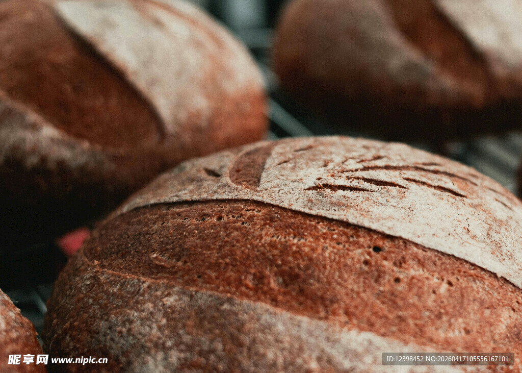 新鲜出炉的美味手工面包