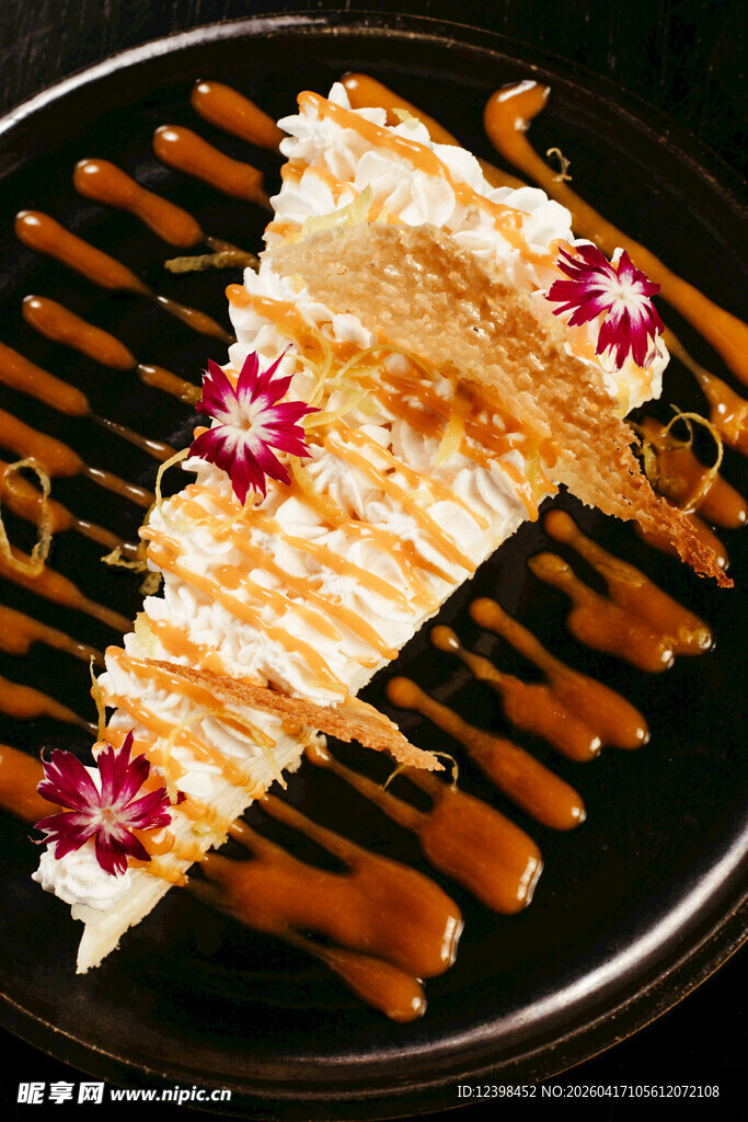 精致焦糖装饰美味蛋糕片