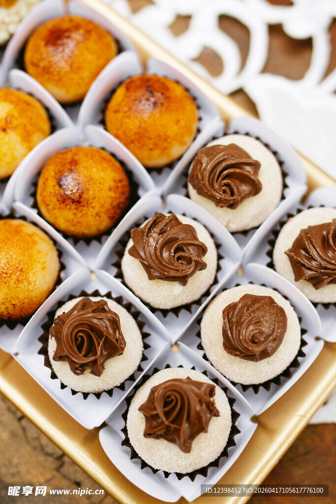 美味纸杯蛋糕整齐排列