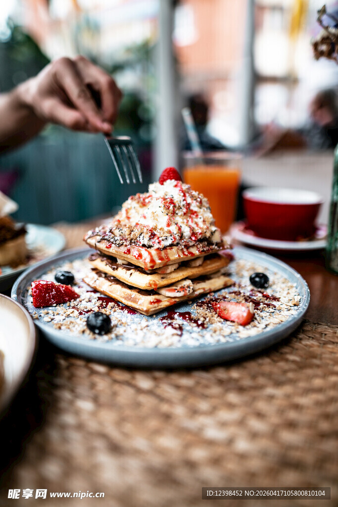 美味松饼搭配多彩水果