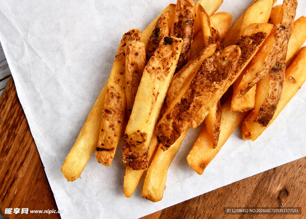 美味烤制薯条摆于纸上