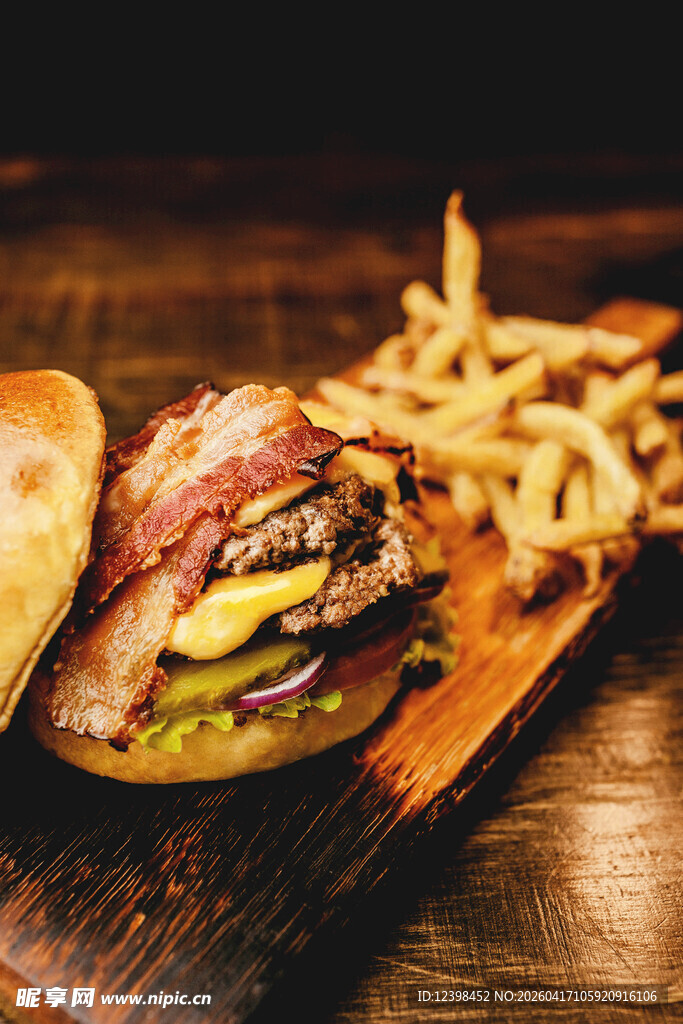 美味牛肉汉堡配金黄薯条