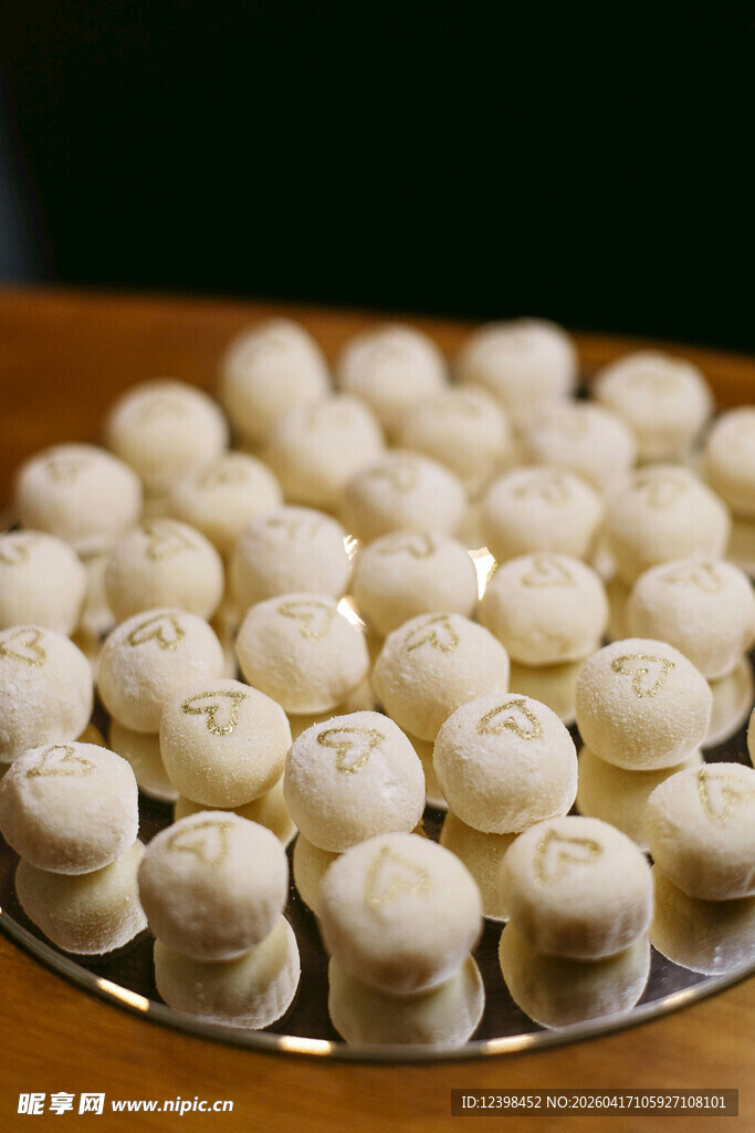 精致白色糕点整齐摆放