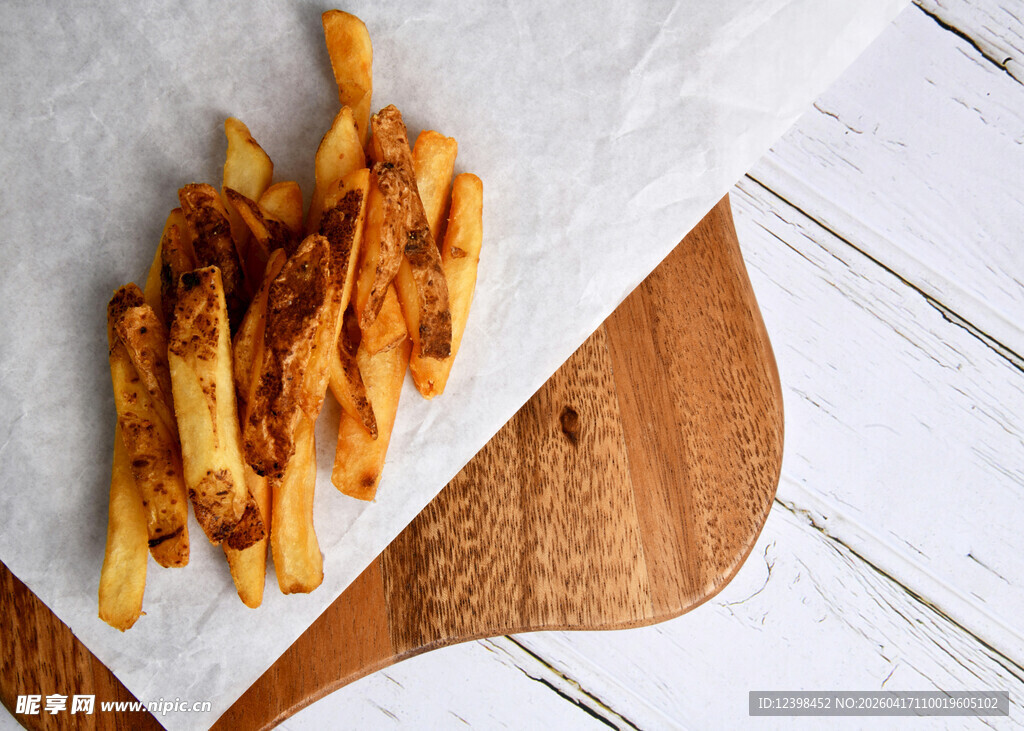 木板上摆放的美味炸薯条