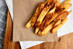 美味炸薯条置于牛皮纸上