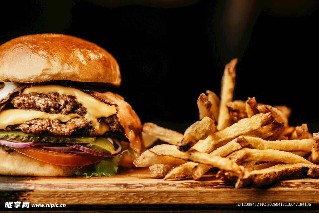 美味汉堡配金黄薯条
