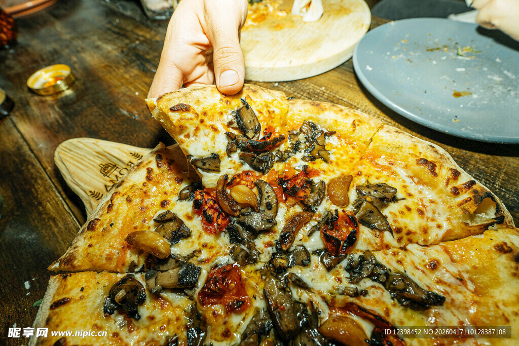 手拿美味披萨特写