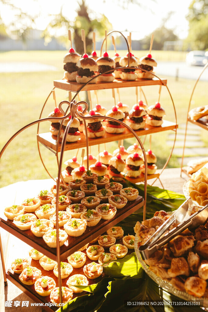 精美多层甜点展示架