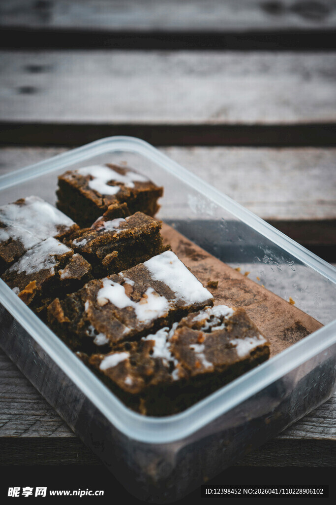 透明盒中美味巧克力布朗尼