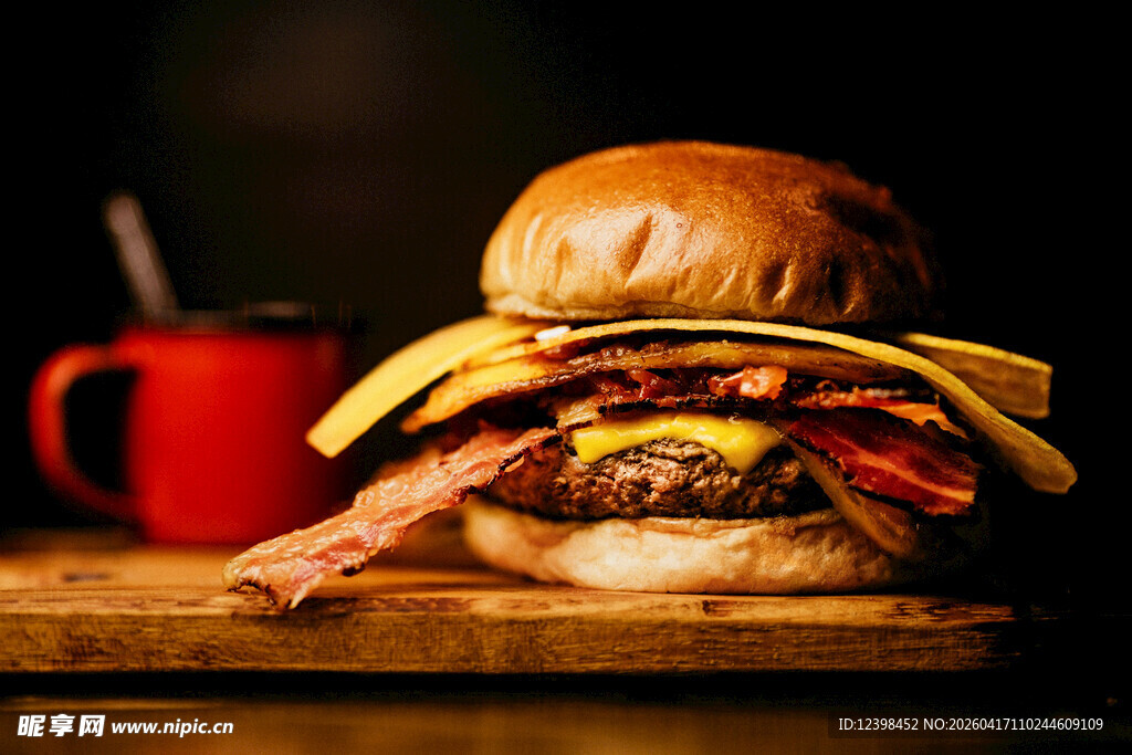 美味多层牛肉汉堡特写
