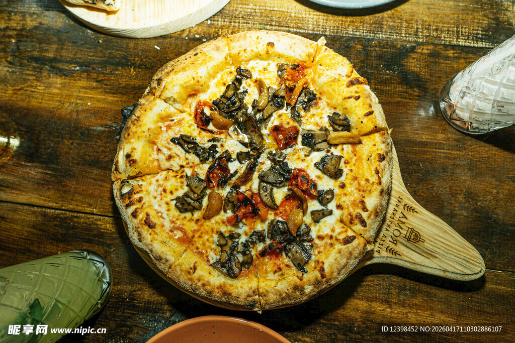 美味蔬菜披萨置于木盘上