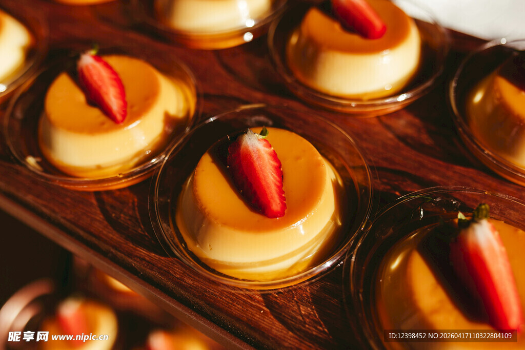 精致草莓点缀小甜点