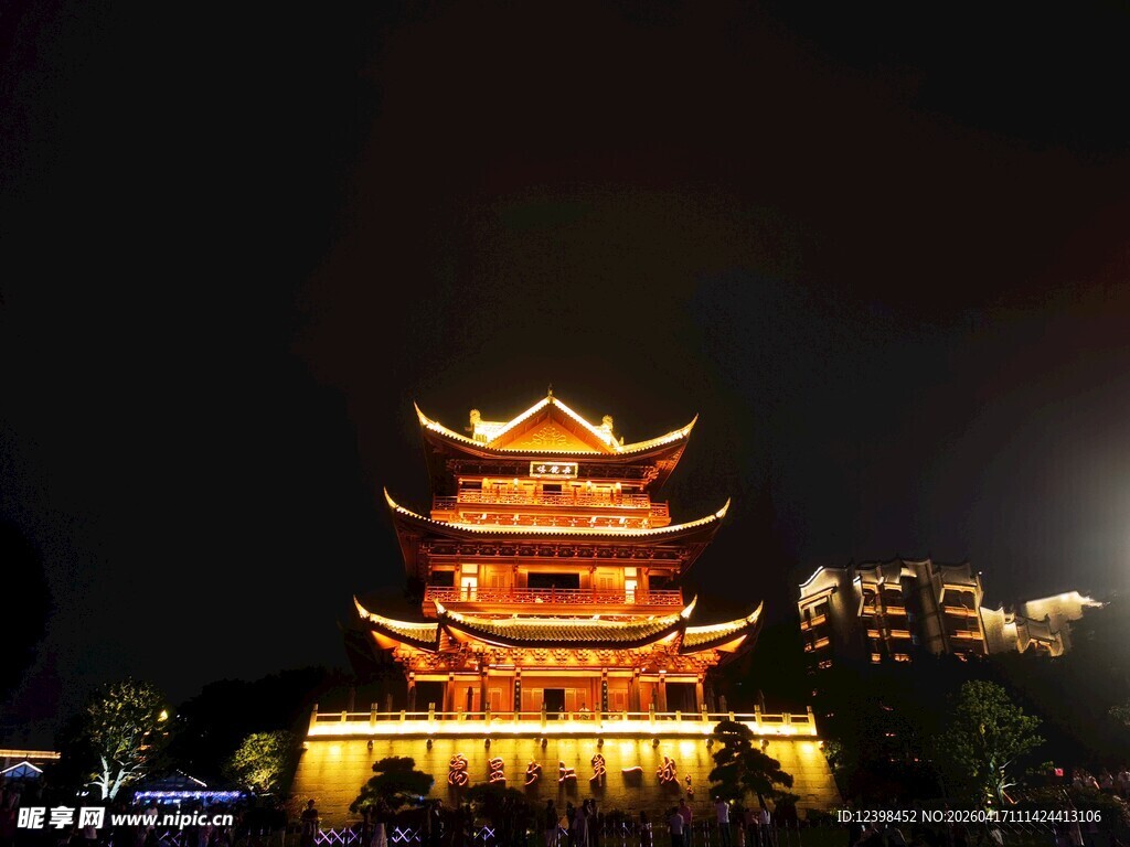 夜晚璀璨的中式古建筑