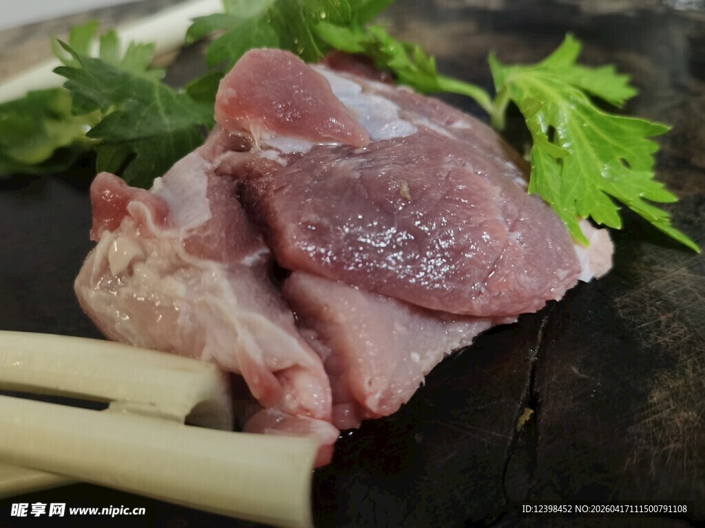 新鲜生肉搭配翠绿香草