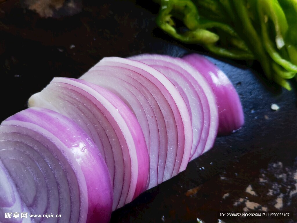 切好的紫洋葱片