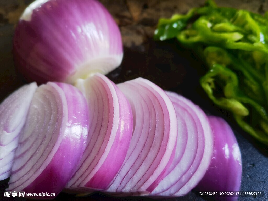 切片紫洋葱与翠绿青椒