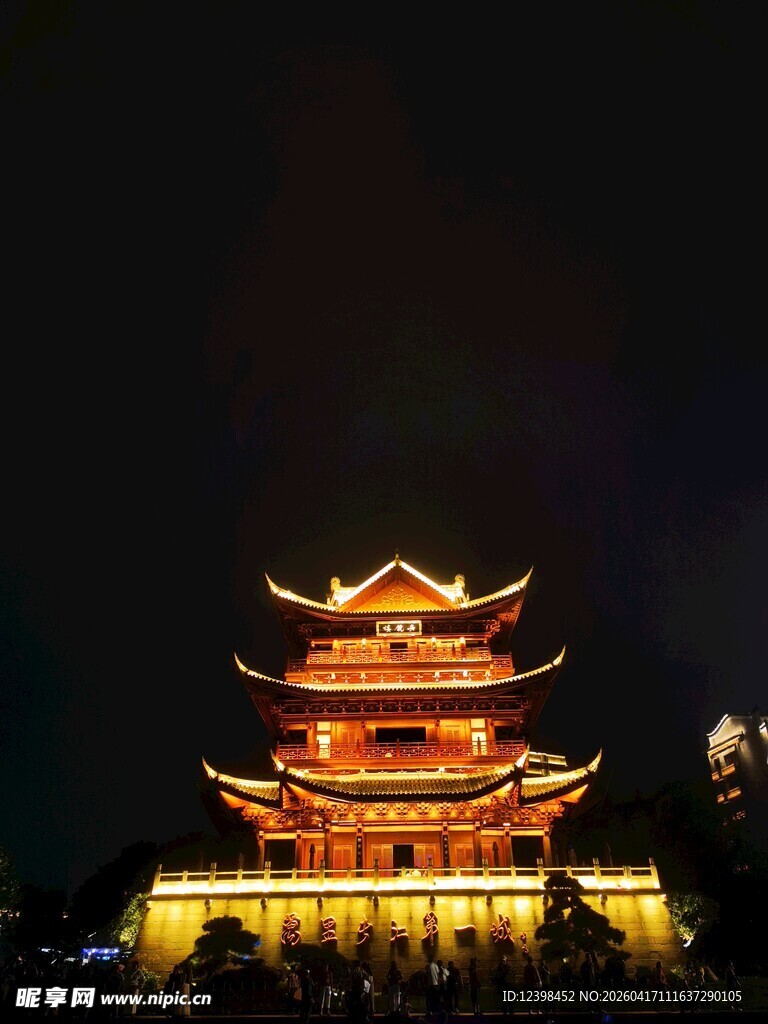 夜晚璀璨的中式古建筑