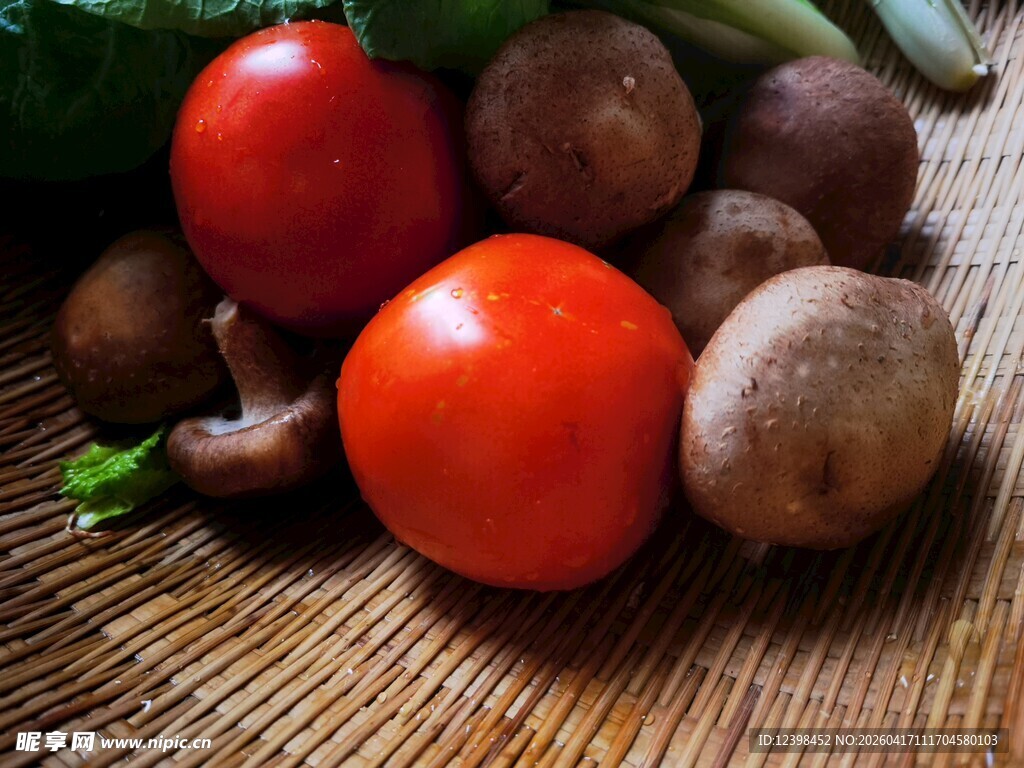 新鲜果蔬摆放在编织垫上