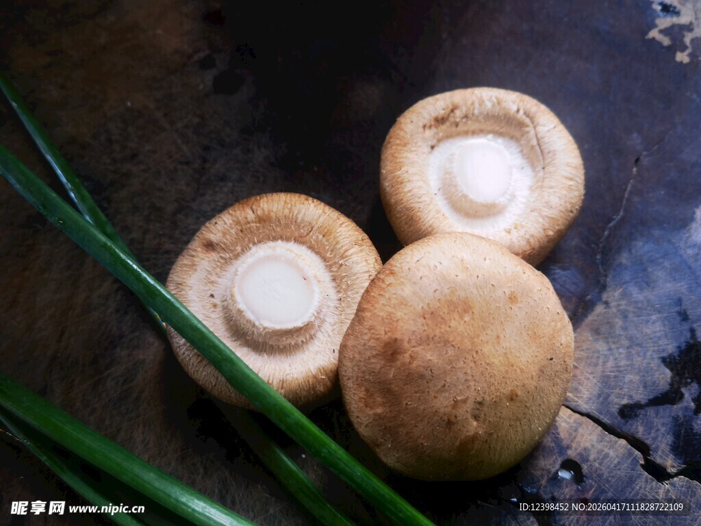 新鲜蘑菇与青葱