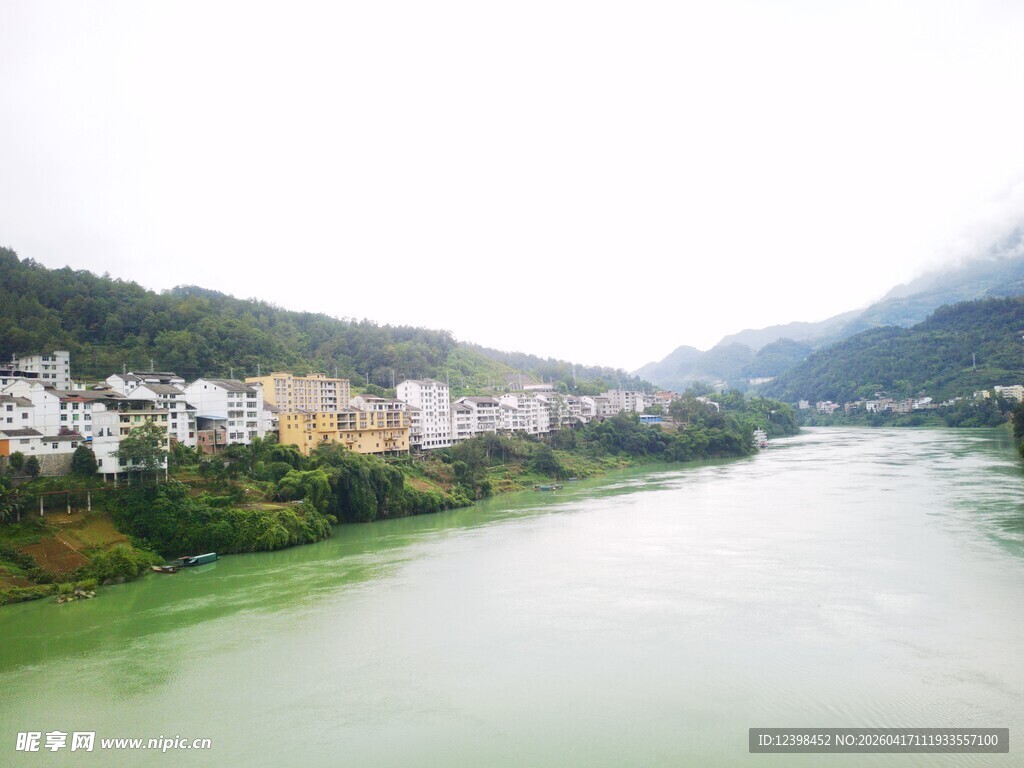 江边村落山水相依