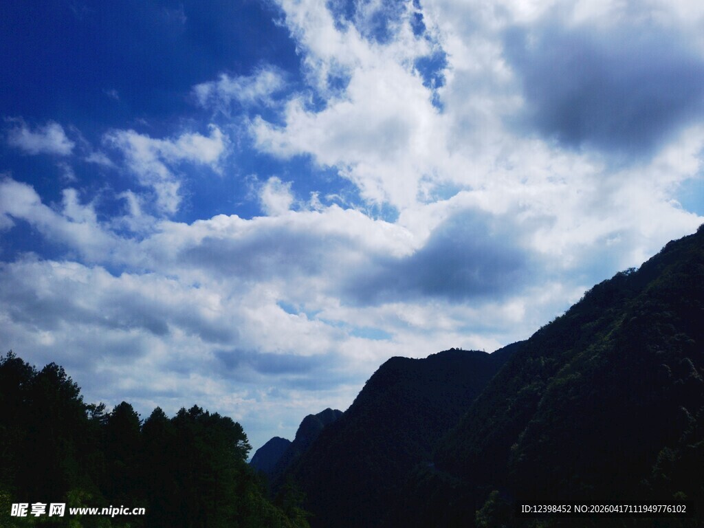 山间蓝天白云美景