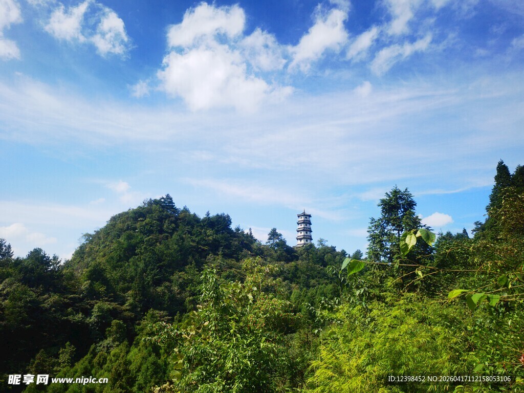 青山蓝天间的秀丽景致