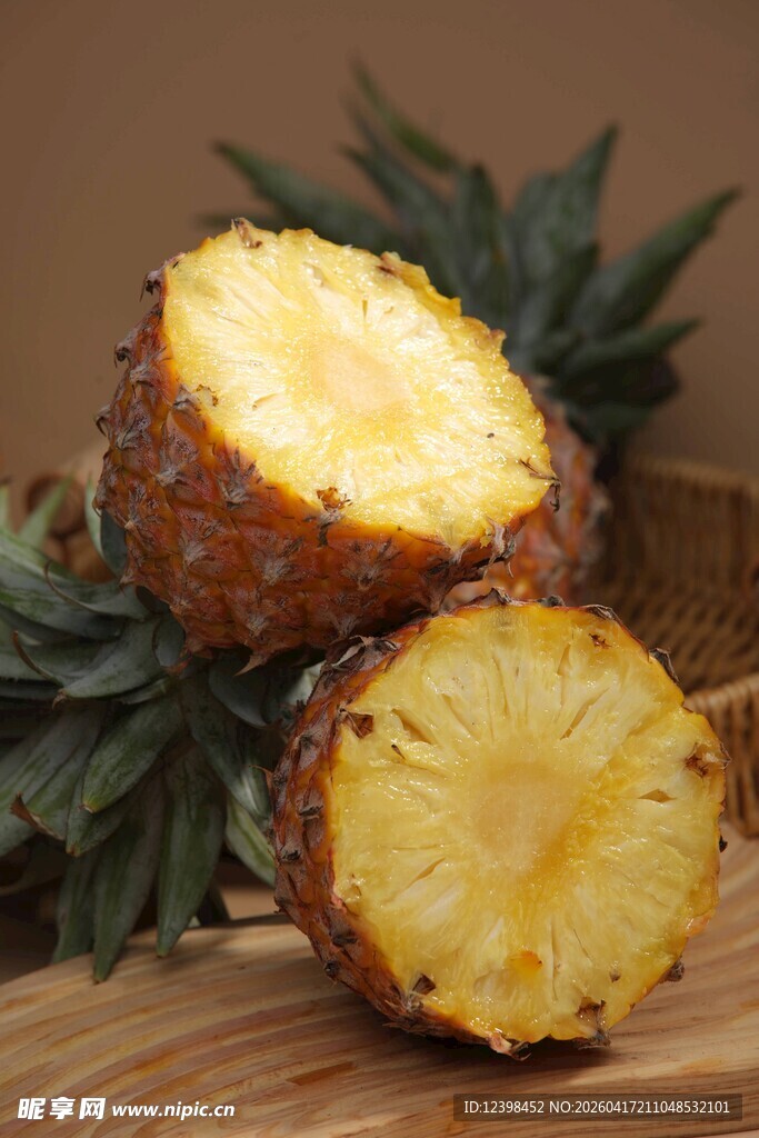 切开的新鲜菠萝