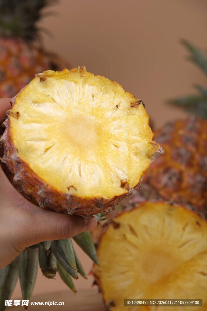 手持切开的新鲜菠萝